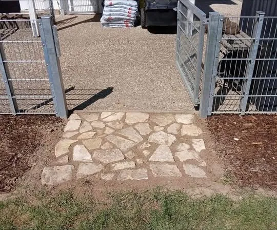 Neuer Natursteinweg am Eingang